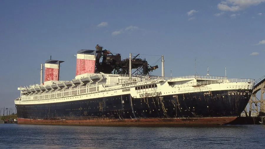 SS United States w 1989 roku w Hampton Roads