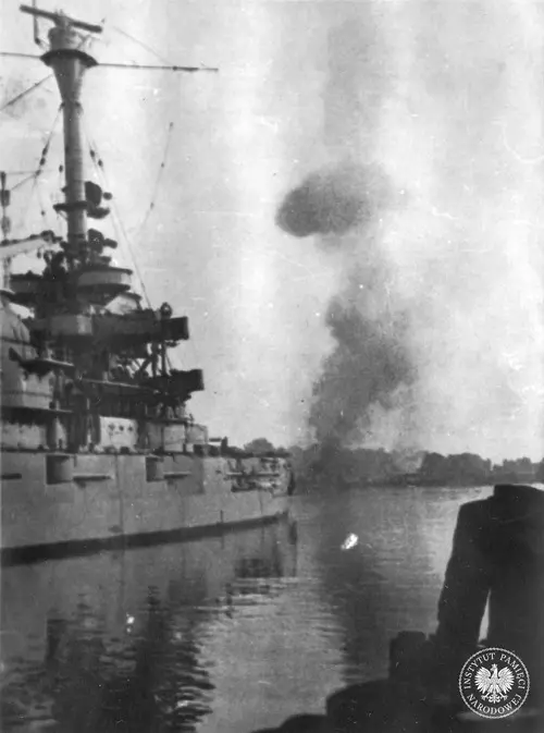 Niemiecki pancernik szkolny „Schleswig-Holstein” ostrzeliwuje polską placówkę (Wojskową Składnicę Tranzytową) na Westerplatte w Gdańsku