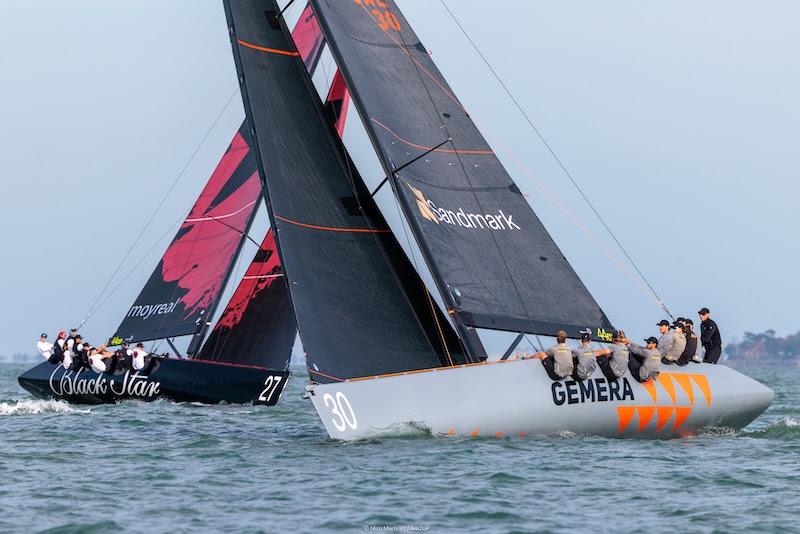 Dwa jachty RC44 płynące blisko siebie na Solencie
