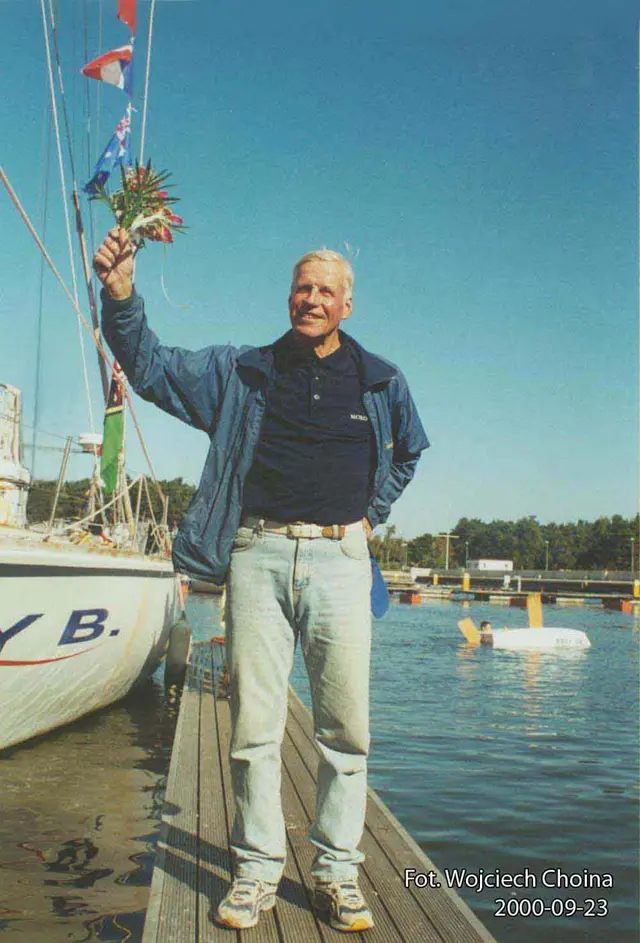 Kapitan Krzysztof Baranowski na tle jachtu Lady B. w 2000 roku