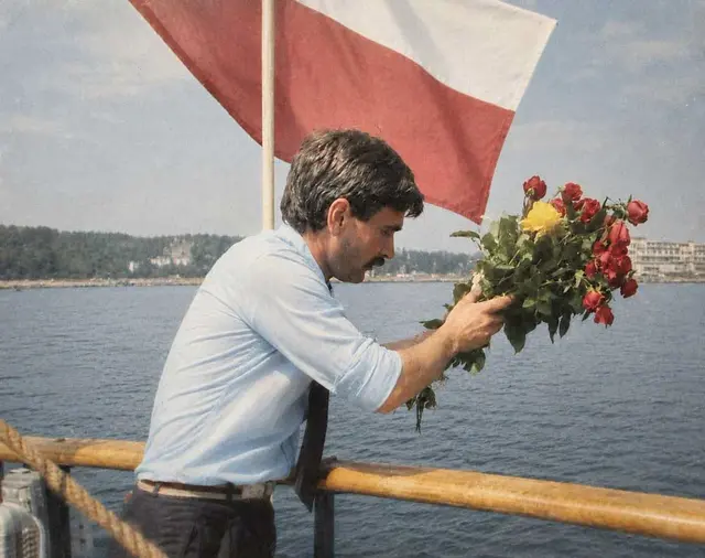 Mechanik wyrzuca kwiaty za burtę POGORII, Gdynia 1985