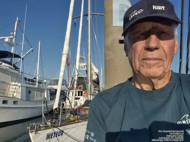 Kapitan Krzysztof Baranowski w Cullen Bay Marina przed wyjściem w morze