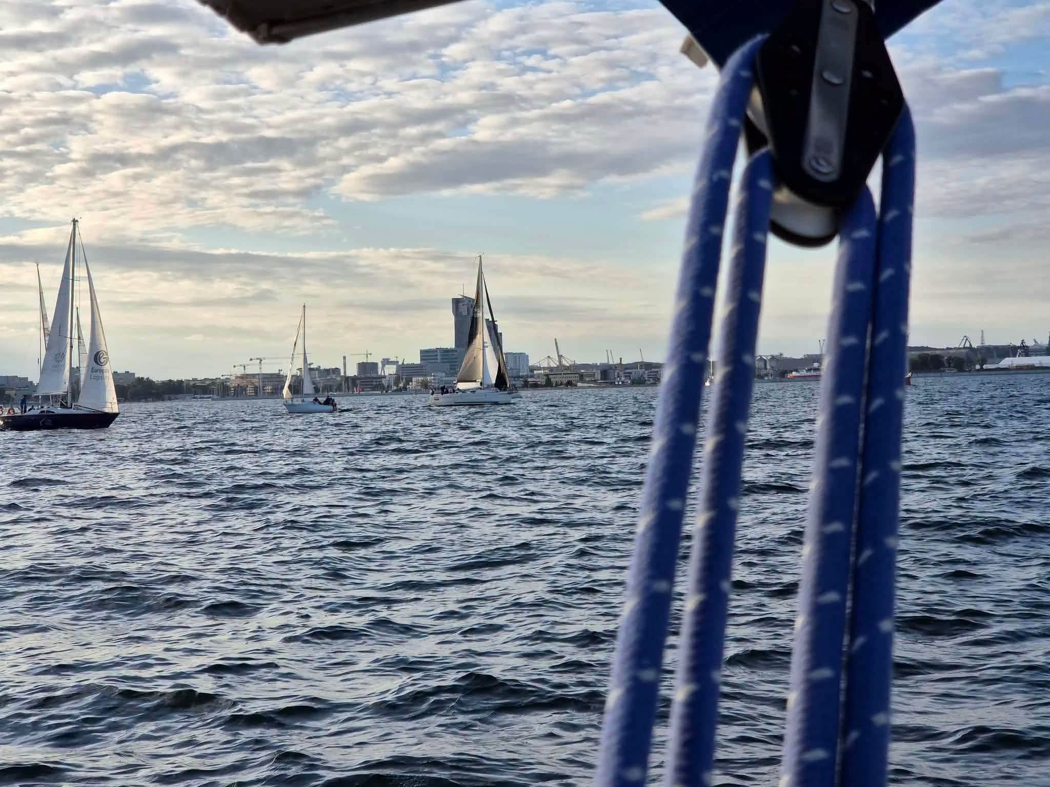 Jachty tuż po starcie, w tle Gdynia. Fot. Jacht Klub Morski GRYF