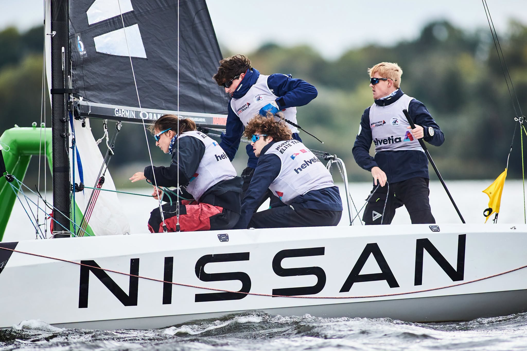 Załoga w kamizelkach startowych na jachcie RS21 z logo Nissan podczas Szczecin Match Race 2026