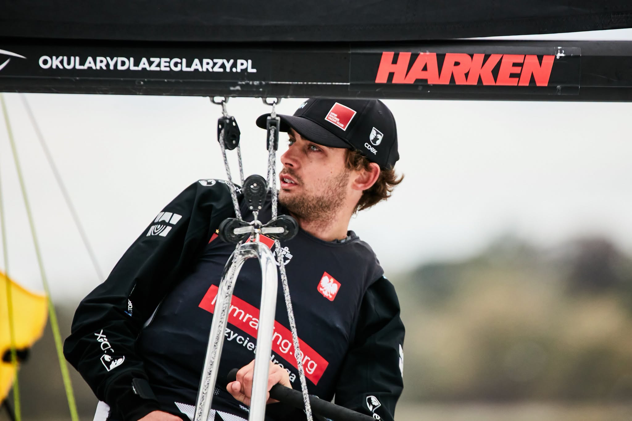 Żeglarz HRM Racing przy bomie jachtu RS21 podczas Szczecin Match Race 2026