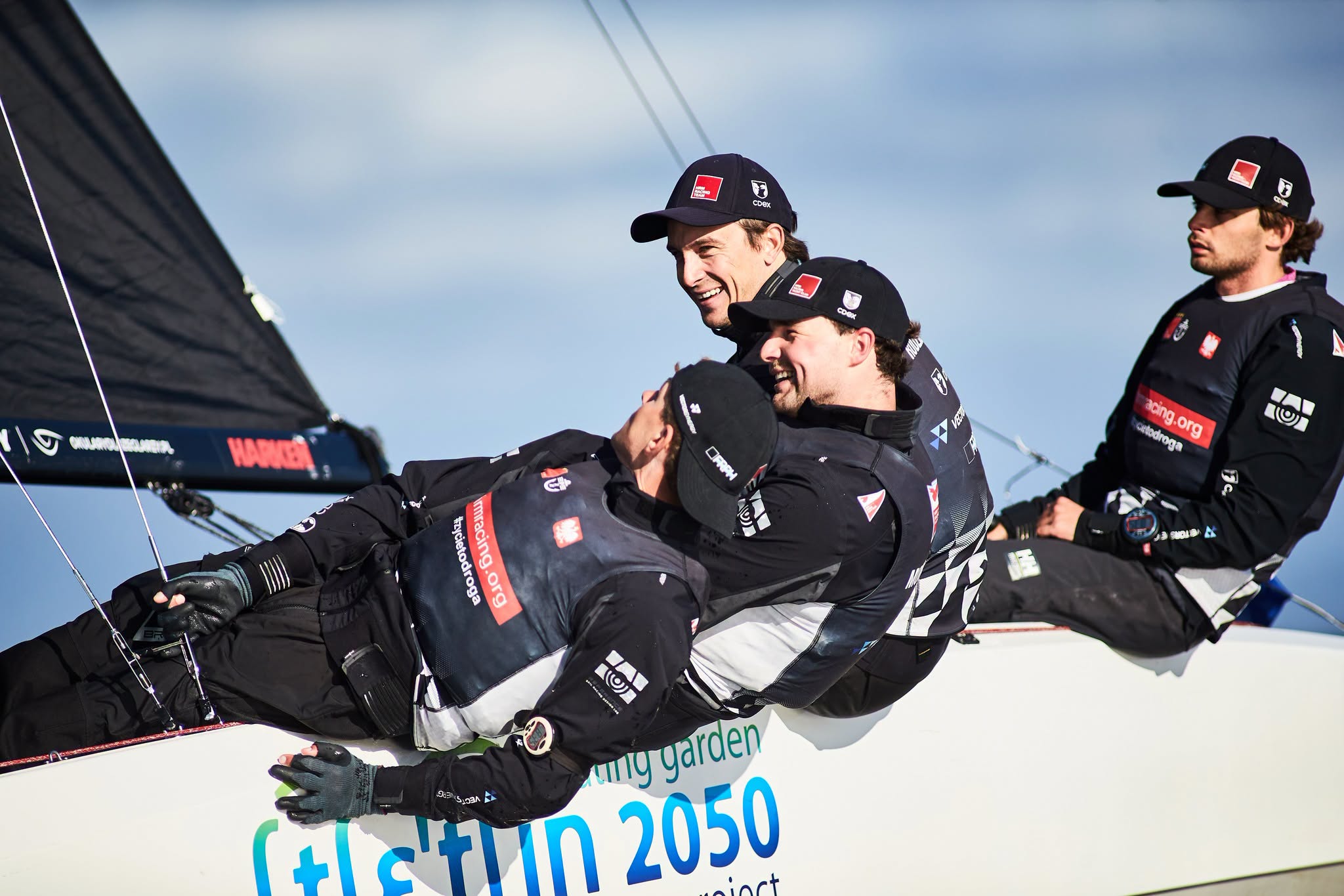 Załoga HRM Racing balastuje na burcie jachtu RS21 podczas Szczecin Match Race 2026