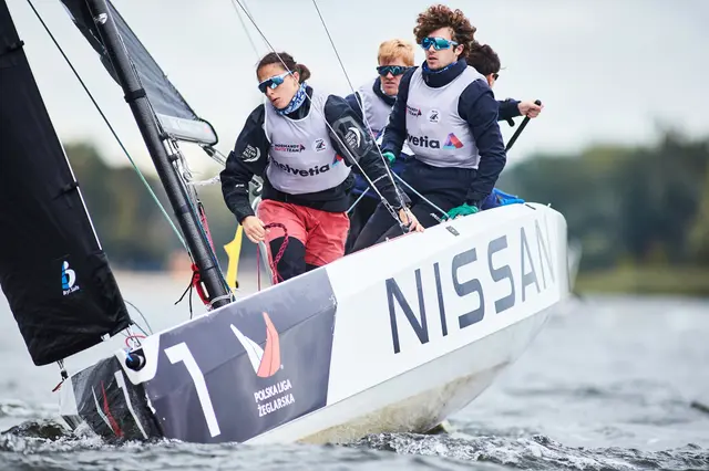 Załoga w kamizelkach startowych na jachcie RS21 z numerem 1 podczas Szczecin Match Race 2026