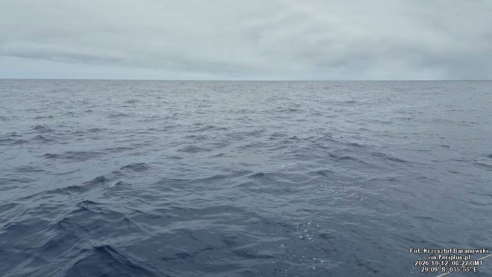 Szary, spokojny Ocean Indyjski pod zachmurzonym niebem sfotografowany z pokładu Meteora