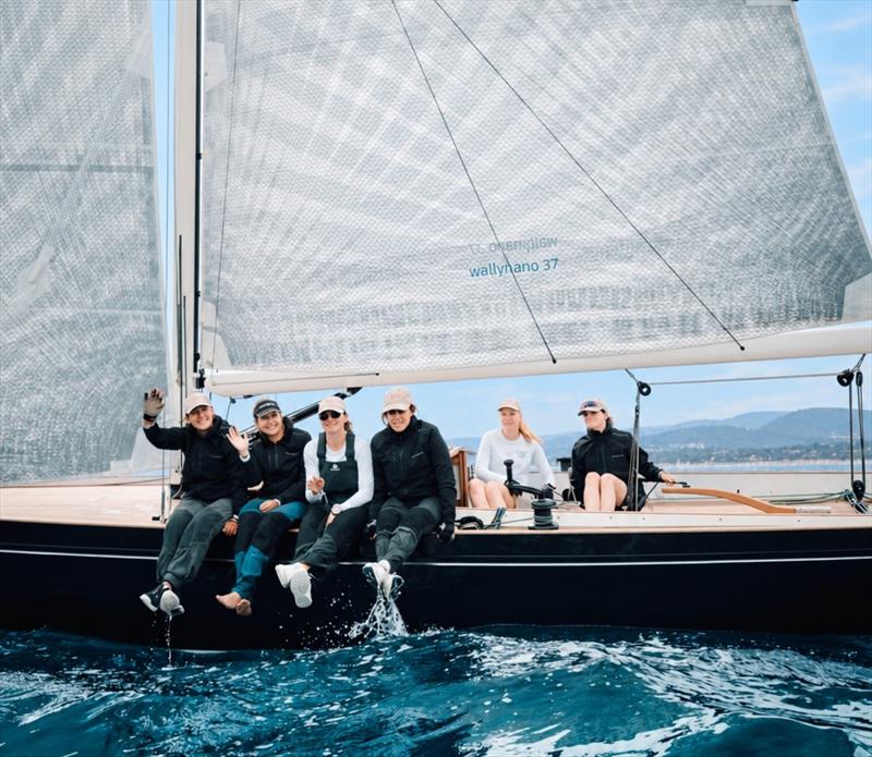 All female crew aboard nostromino