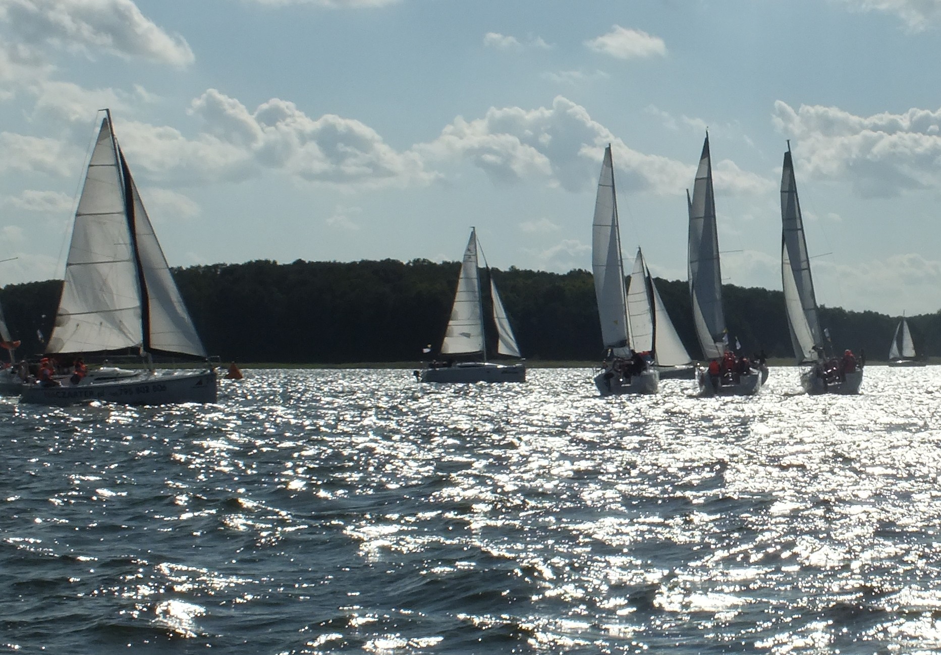 Kilka jachtów pod pełnymi żaglami na trasie regat Antila Cup