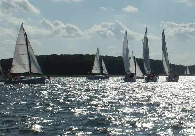 Kilka jachtów pod pełnymi żaglami na trasie regat Antila Cup