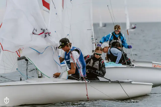 Załoga klasy 420 na Zatoce Puckiej podczas Żeglarskich Mistrzostw Polski 2026