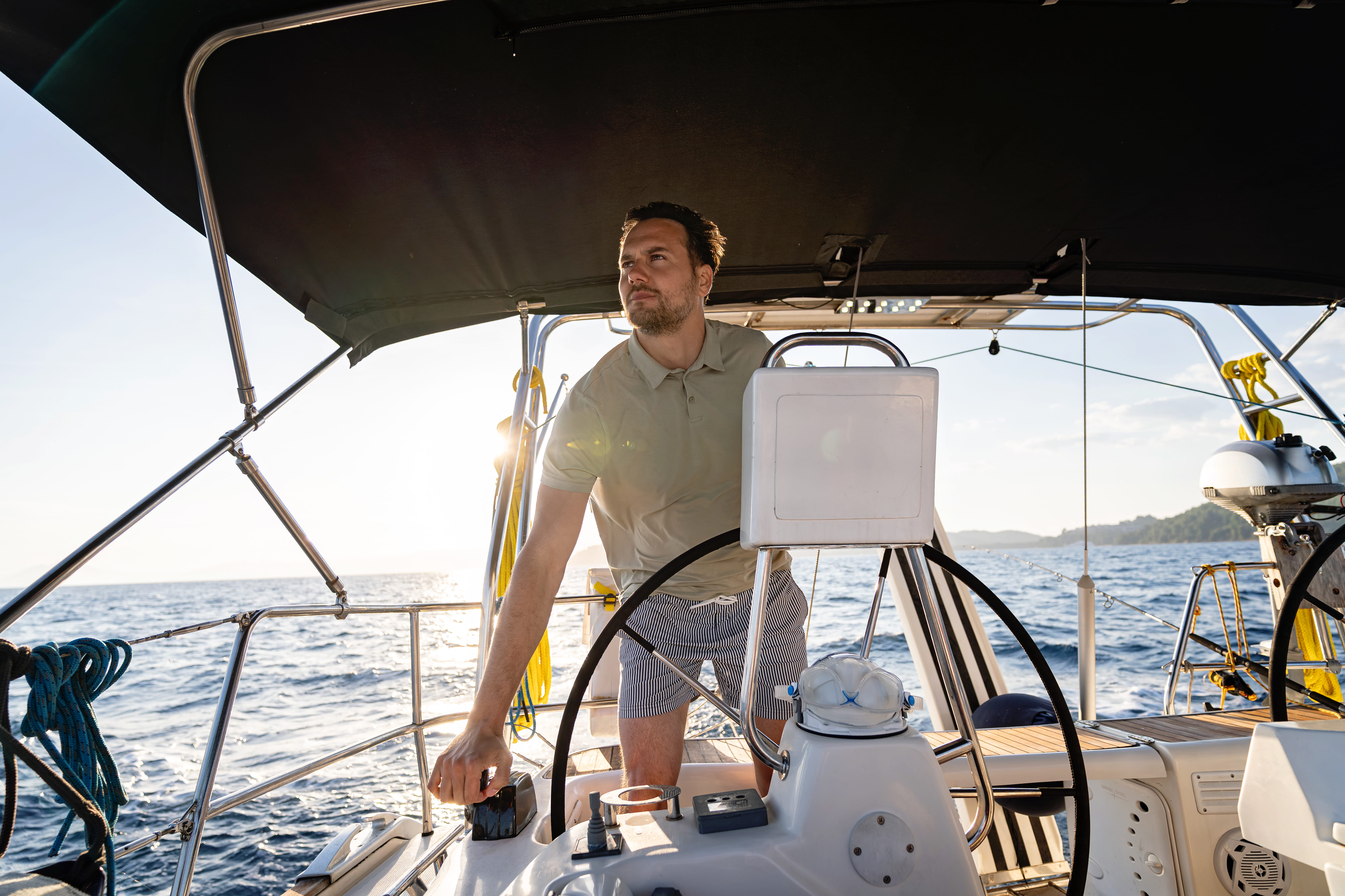 Bareboat czy ze skipperem? Jak dobrać formę czarteru do doświadczenia załogi