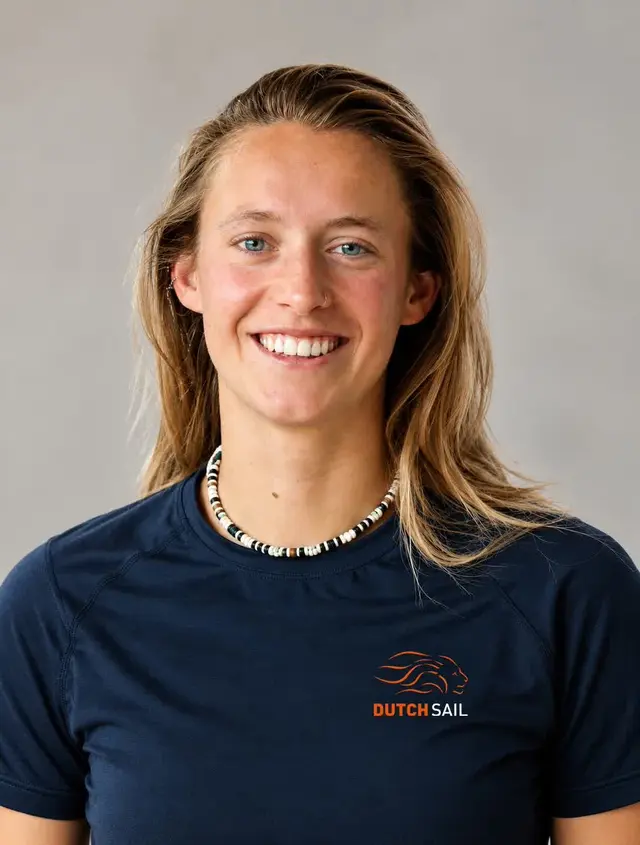 Christiane Walta w granatowej koszulce z logo DutchSail, portret studyjny