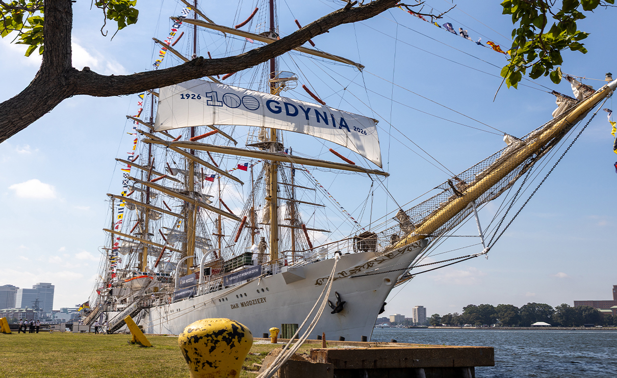 Dziób Daru Młodzieży przy nabrzeżu, na rejach baner 1926 100 Gdynia 2026