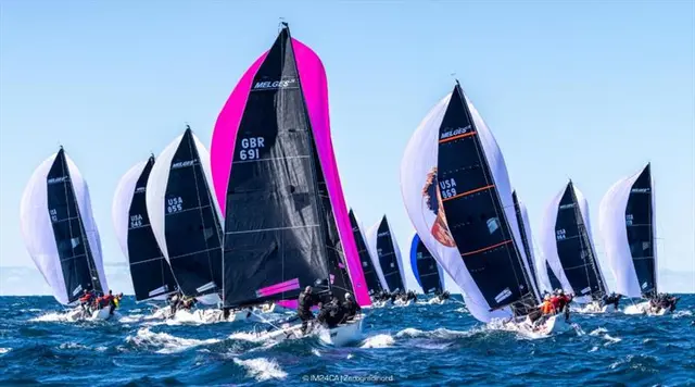Łodzie klasy Melges 24 na trasie pierwszego dnia mistrzostw świata 2026