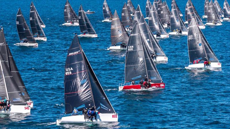 Załogi Melges 24 ścigają się na Little Traverse Bay w Michigan