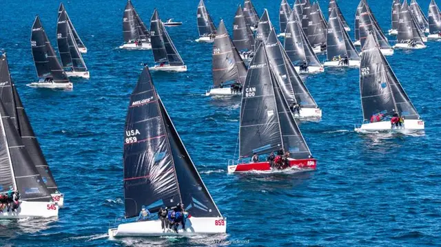 Załogi Melges 24 ścigają się na Little Traverse Bay w Michigan