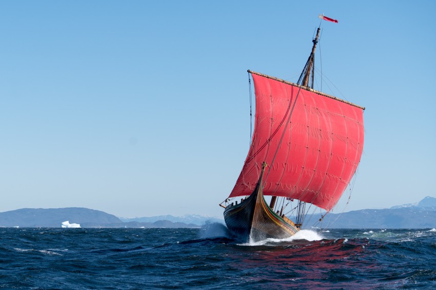Wikiński okręt Draken Harald Hårfagre pod żaglem