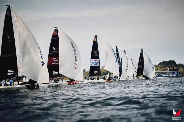 Grupa jachtów klasy RS21 płynąca w szyku podczas regat ligowych