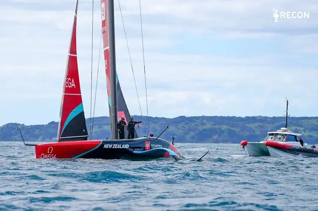 Jacht Emirates Team New Zealand podczas treningu w Auckland