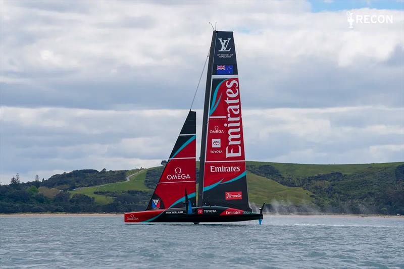 AC75 Emirates Team New Zealand na foilach na Hauraki Gulf