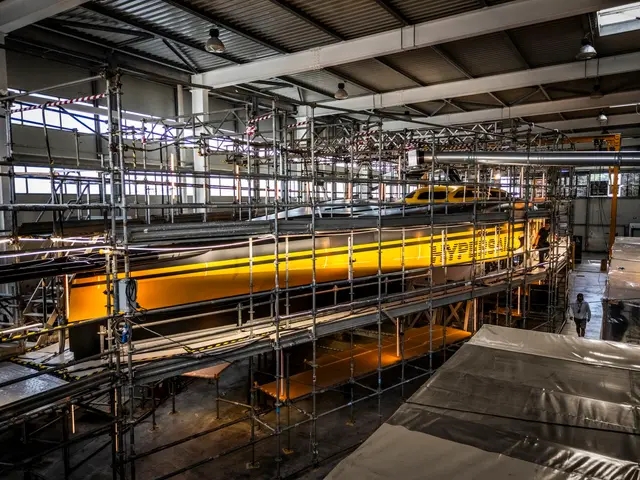 Kadłub Ferrari Hypersail w żółtych barwach Giallo Fly w rusztowaniach