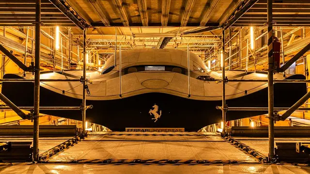 Kadłub Ferrari Hypersail w hali stoczni, widok od dziobu