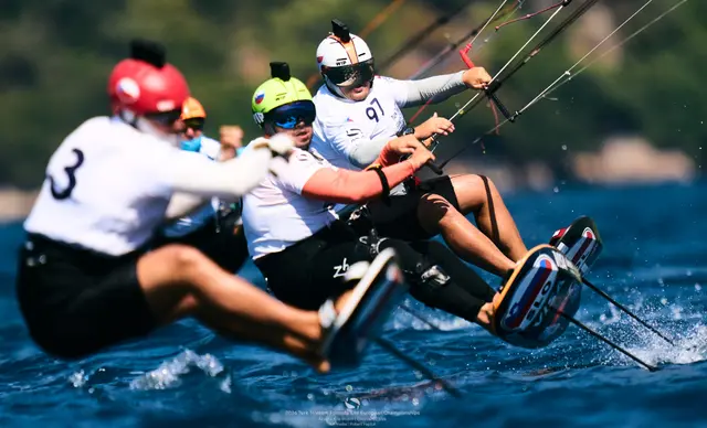 Trzech zawodników Formula Kite na deskach foilowych blisko siebie na trasie