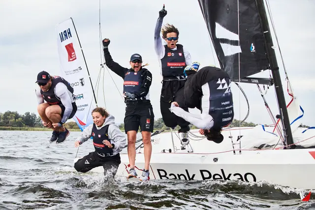 Załoga HRM Racing Youth skacze z jachtu RS21 do wody, świętując tytuł mistrzowski