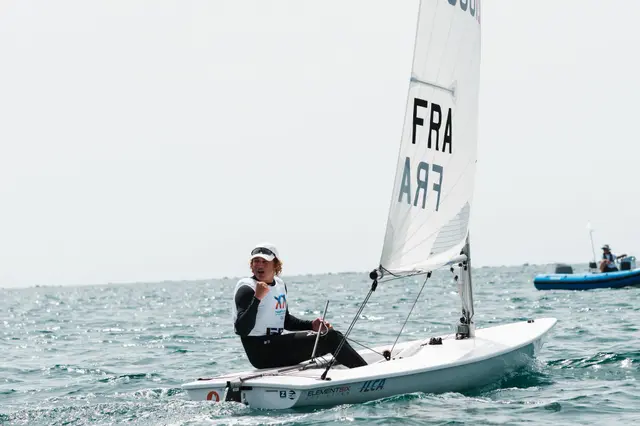 Francuska zawodniczka klasy ILCA na trasie regat w Taranto, w tle łódka trenerska