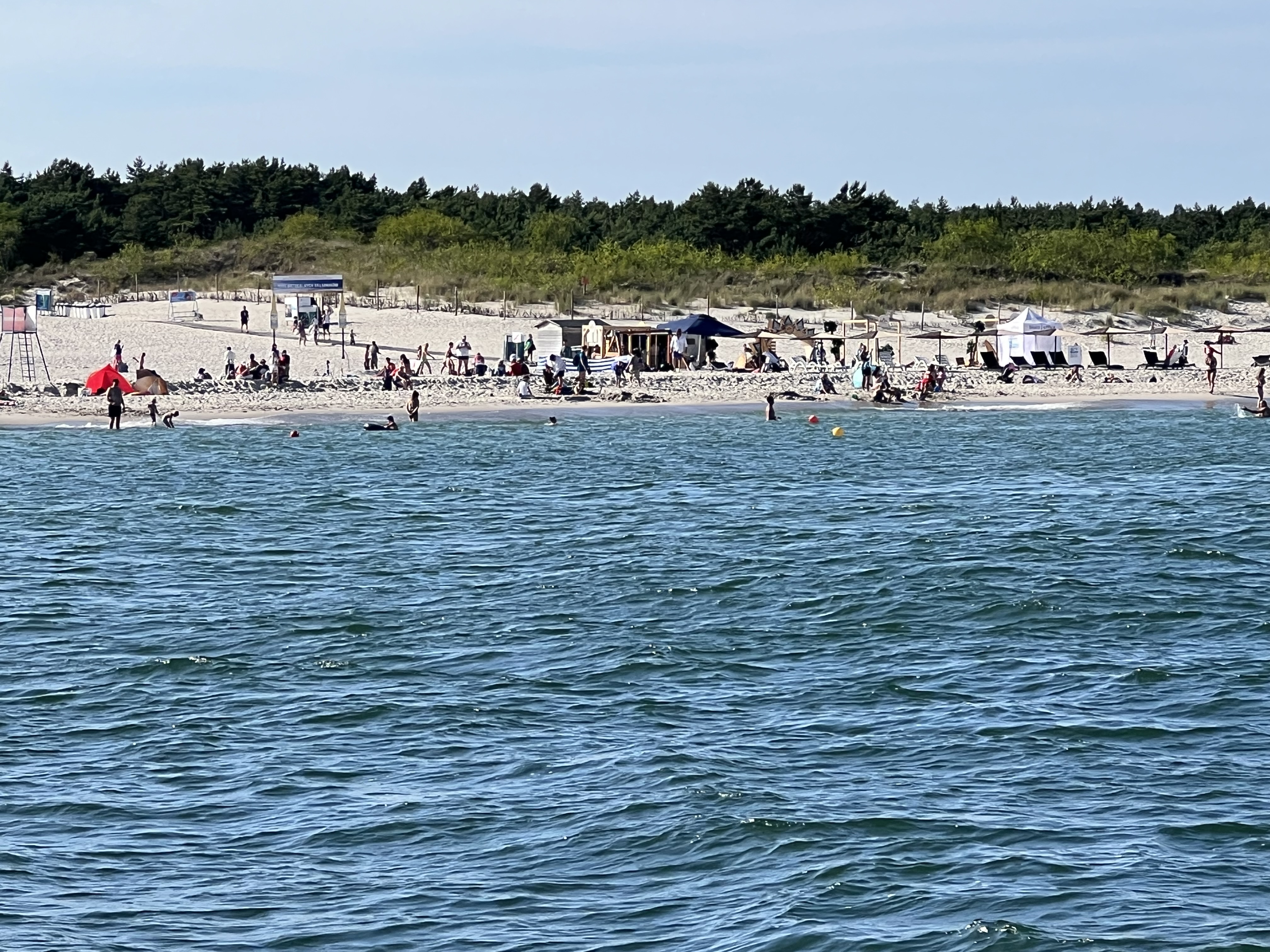 Woda dobrze niesie głos – słyszę pokrzykiwanie ludzi na plaży w Jastrzębiej górze
