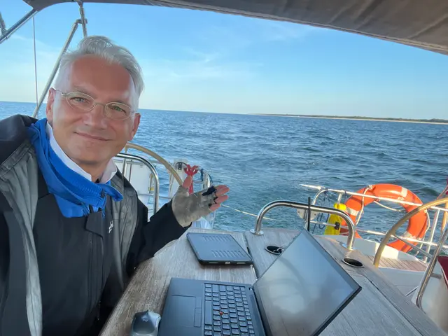 Workation – prawdopodobnie najbardziej oryginalne biuro w Polsce, dzięki bimini świetnie się pracuje na jachci
