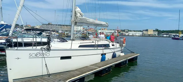 Jacht Scorpio YKP Gdynia przy kei w marinie z załogą na pokładzie