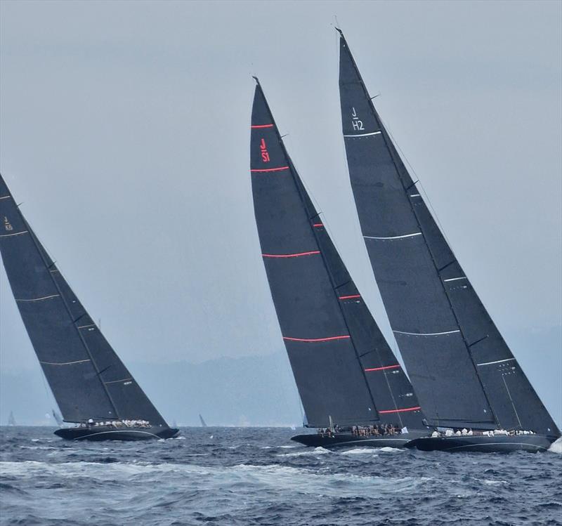 Trzy jachty klasy J na starcie ostatniego wyścigu Les Voiles de Saint-Tropez 2026