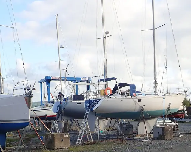 Jachty żaglowe na podporach i kozlach na placu mariny