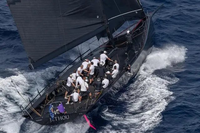 Jacht Jethou sir Petera Ogdena w wyścigu Maxi 1 na Les Voiles de Saint-Tropez 2026