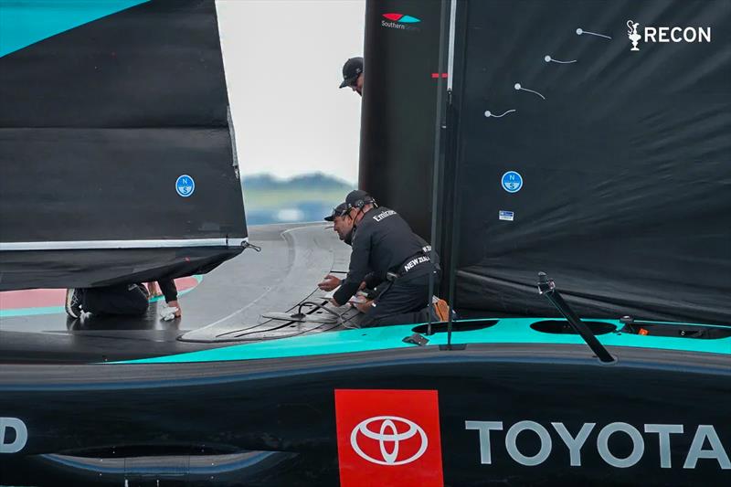 Emirates Team New Zealand stracił 40 minut przez problem ze szotami foka