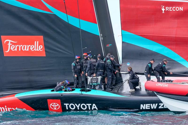 Prowadnica foka na pokładzie AC75 Emirates Team New Zealand