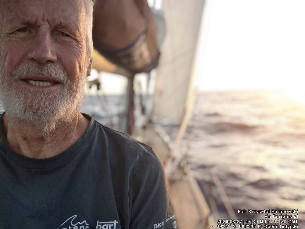 Kapitan Krzysztof Baranowski na pokładzie jachtu METEOR przed zachodem słońca na Oceanie Indyjskim