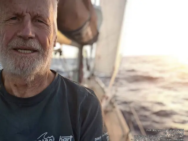 Kapitan Krzysztof Baranowski na pokładzie jachtu METEOR przed zachodem słońca na Oceanie Indyjskim