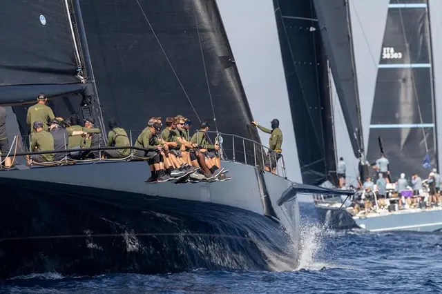 Karel Komárek's V thunders along in pursuit of Joost Schuijff's Leopard 3