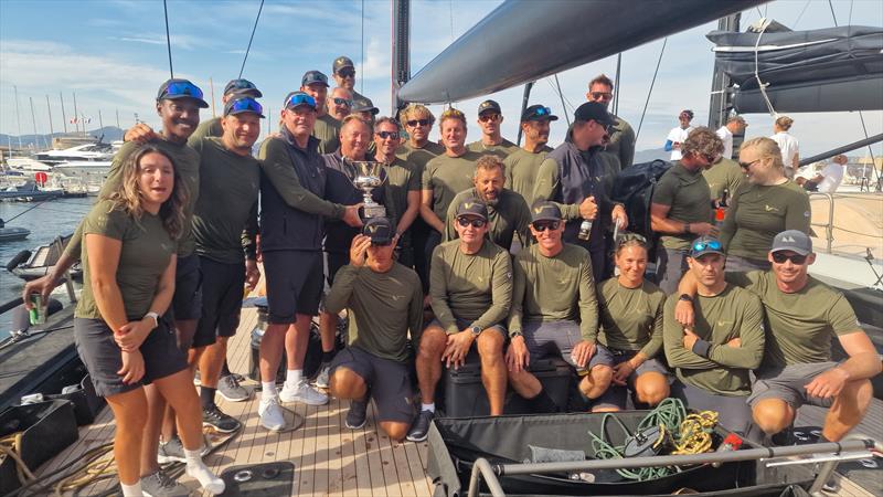 Karel Komárek z trofeum IMA Mediterranean Maxi Inshore Challenge i załogą jachtu V
