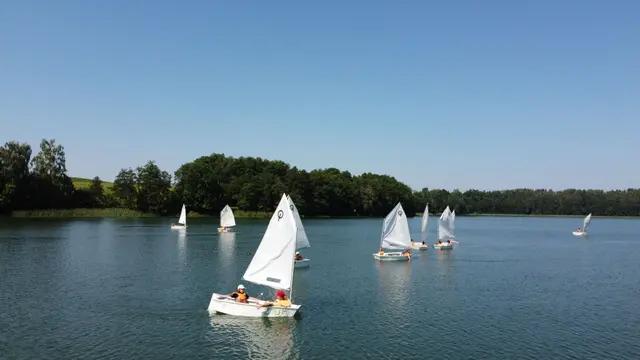 Łódź Klubu Żeglarskiego Santa Maria na wodzie