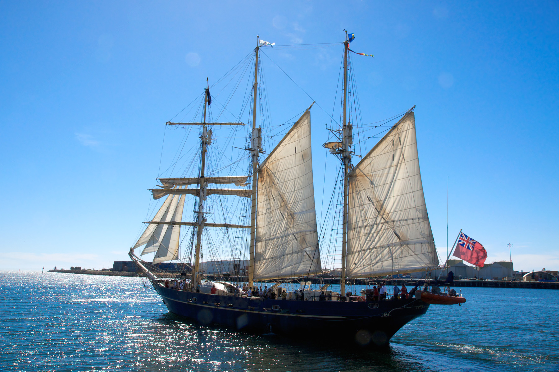 Leeuwin wychodzi z portu Fremantle /