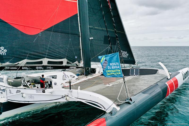Trimaran Liamm Guireca Soudée z flagą Route du Rhum