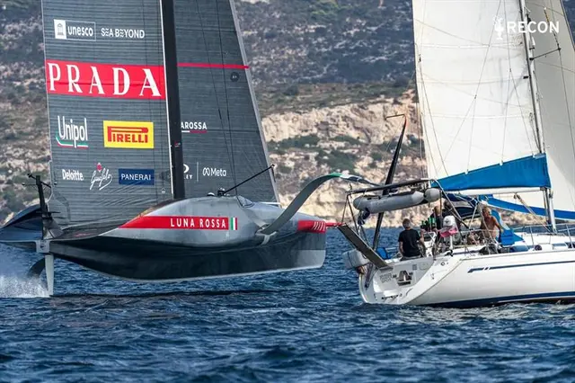 AC75 Luna Rossa na foilach podczas treningu w Cagliari