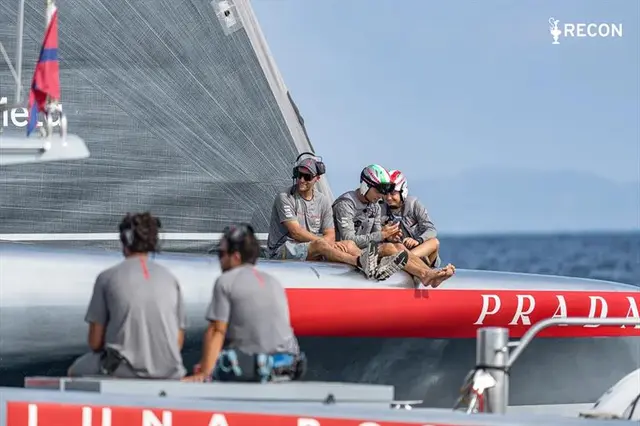 Jacht Luna Rossa żegluący po zatoce w Cagliari