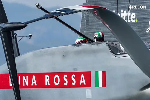 Włoski AC75 Luna Rossa podczas manewrów treningowych