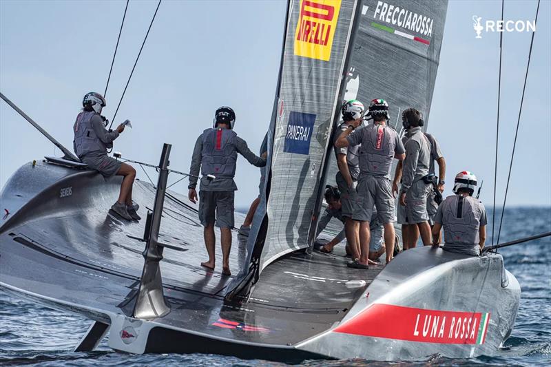 Członkowie zespołu Luna Rossa na dziobie jachtu podczas przerwy